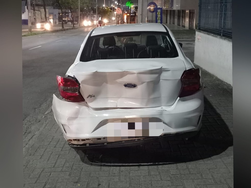 Suspeitos de assaltos são presos após carro em que estavam se envolver em acidente com veículo na PM, em Fortaleza. — Foto: Polícia Militar/ Divulgação