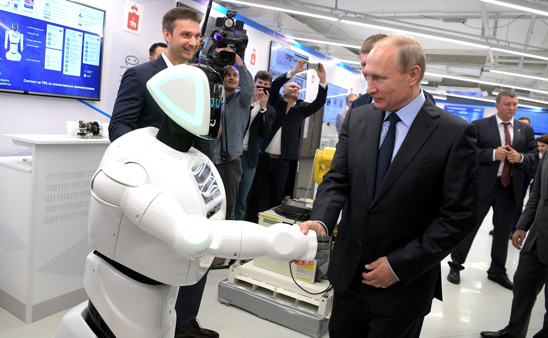 Promobot cumprimenta o presidente russo Vladimir Putin (Foto: Divulgação/Kremlin)