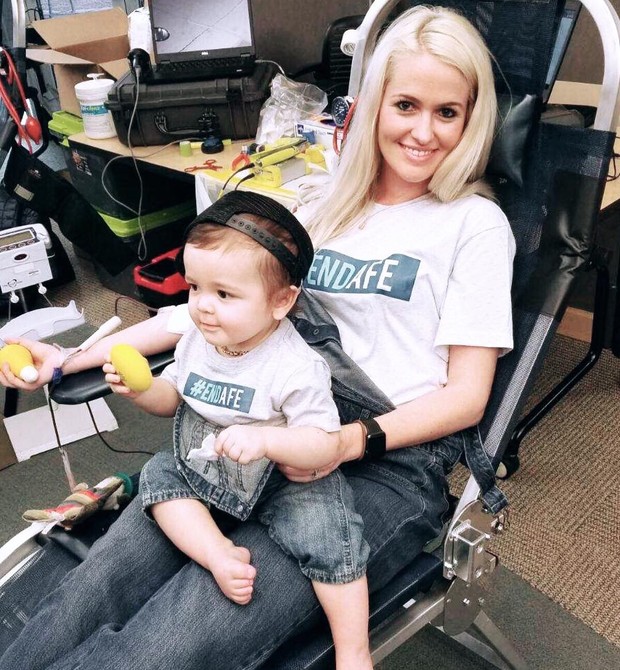 Nicole e seu filho, um ano após o parto traumático (Foto: Reprodução Instagram)