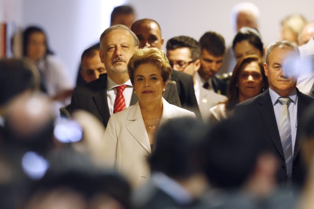 BRASÍLIA, BRASIL - 12 DE MAIO: A então presidente da República Dilma Rousseff chega para falar a apoiadores no palácio do Planalto após o Senado ter votado para aceitar as acusações de impeachment contra ela (Foto: Getty images/Igo Estrela)