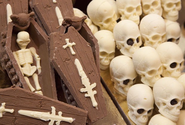 Feira exibiu chocolate no formato de caixões e esqueletos. (Foto: Carlo Hermann/AFP)