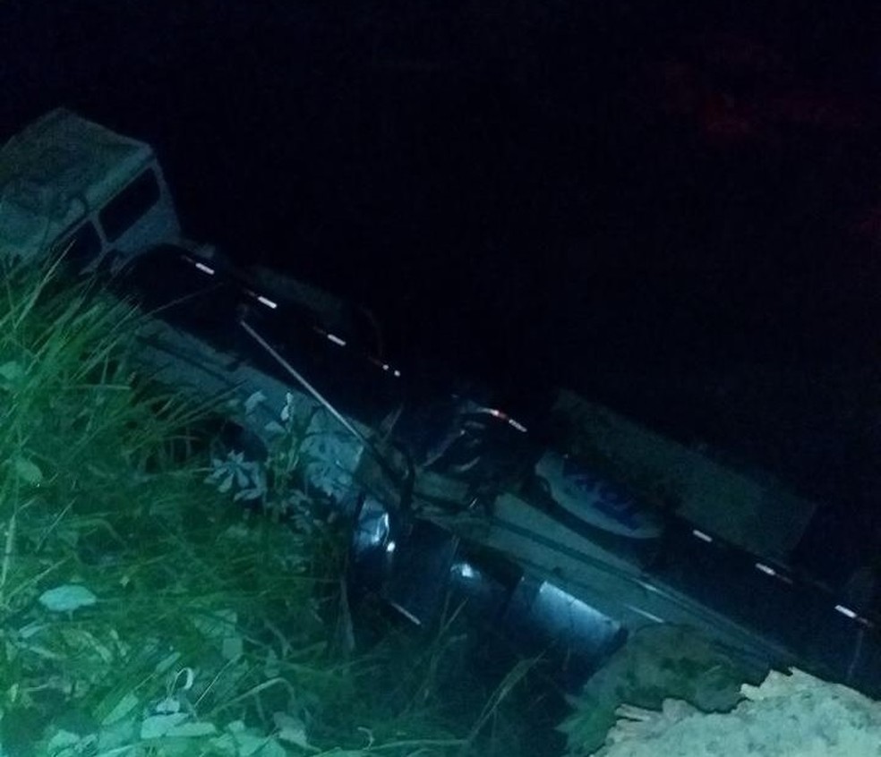 Caminhão cai em rio após ponte ceder em Machadinho, RO — Foto: WhatsApp/Reprodução