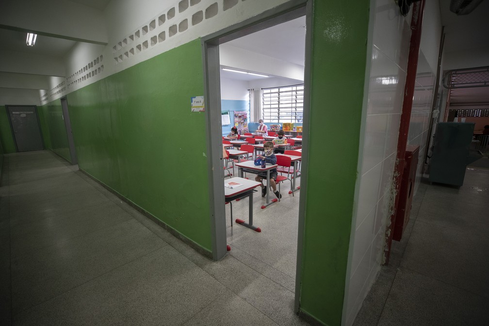 Movimentação de alunos e professores na Escola Estadual Raul Antônio Fragoso, na Vila Pirituba, Zona Norte de São Paulo, em foto de fevereiro de 2021 — Foto: Andre Penner/AP