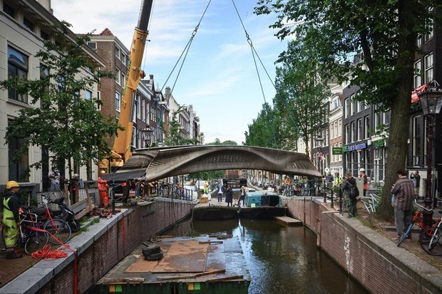 Primeira ponte de aço impressa em 3D é inaugurada em canal de Amsterdã (Foto: Divulgação)