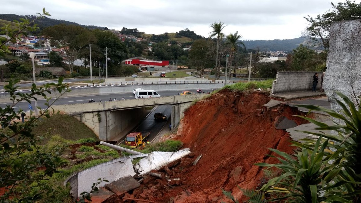 Desmoronamento de terra interdita trecho da rodovia Raposo Tavares - Globo.com