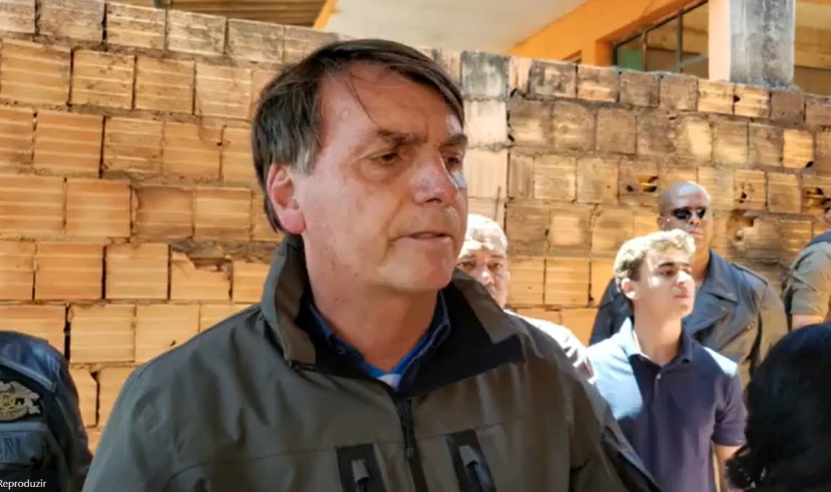 Sem máscara, Bolsonaro vai à igreja e prega contra medidas de isolamento social