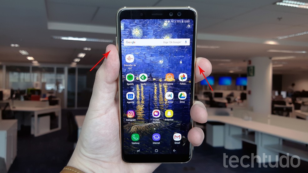 A8 tem bateria menor — Foto: Bruno De Blasi/TechTudo