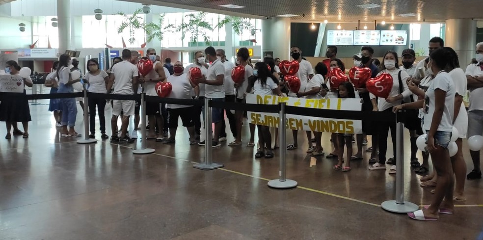 Parentes de Pedrinho aguardam chegada do jogador no Aeroporto Zumbi dos Palmares, em Alagoas — Foto: Abidias Martins/TV Gazeta