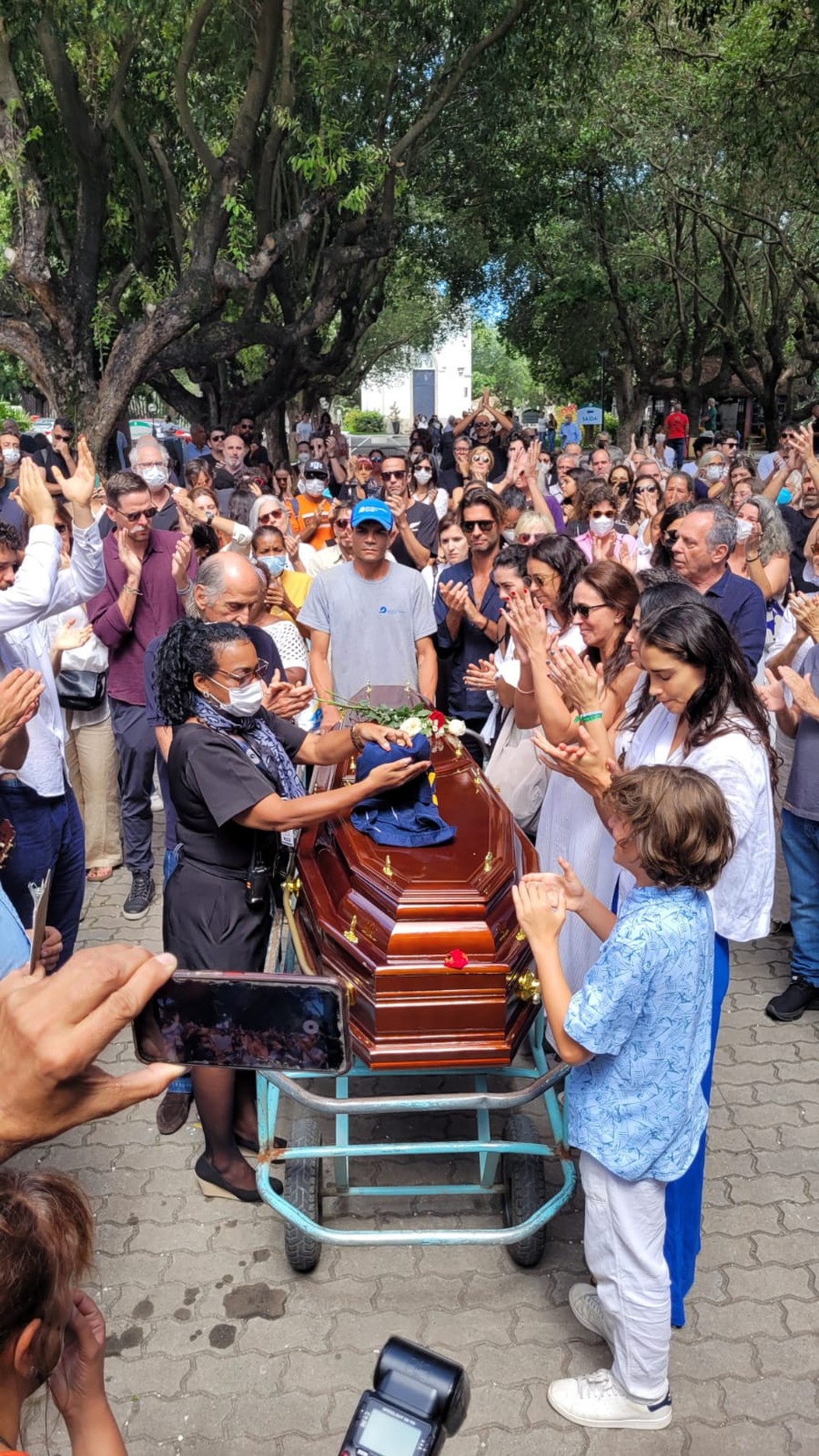 Família e amigos dão adeus a Isabel Salgado — Foto: Marcelo Barone