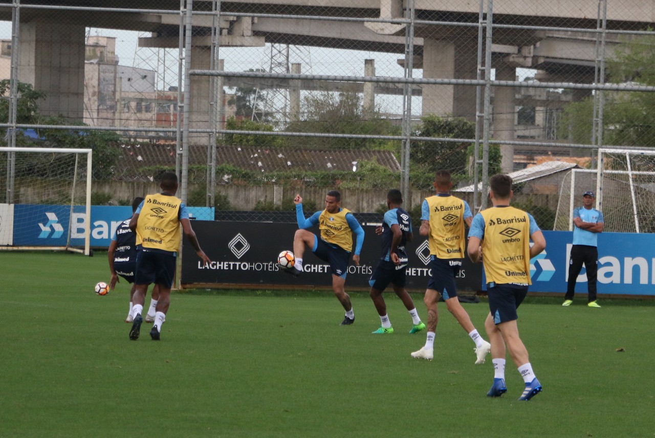 Renato fecha treino do Grêmio antes do Tucumán e mantém dúvida no meio-campo