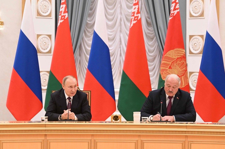 O presidente russo, Vladimir Putin, e o presidente bielorrusso, Alexander Lukashenko, juntos em Minsk nesta segunda-feira
