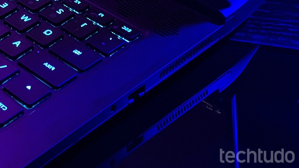 Notebook gamer da Dell conta com portas USB, USB-C e entrada de headset, mas não tem entrada para cartão de memória — Foto: Letícia Rosa/TechTudo