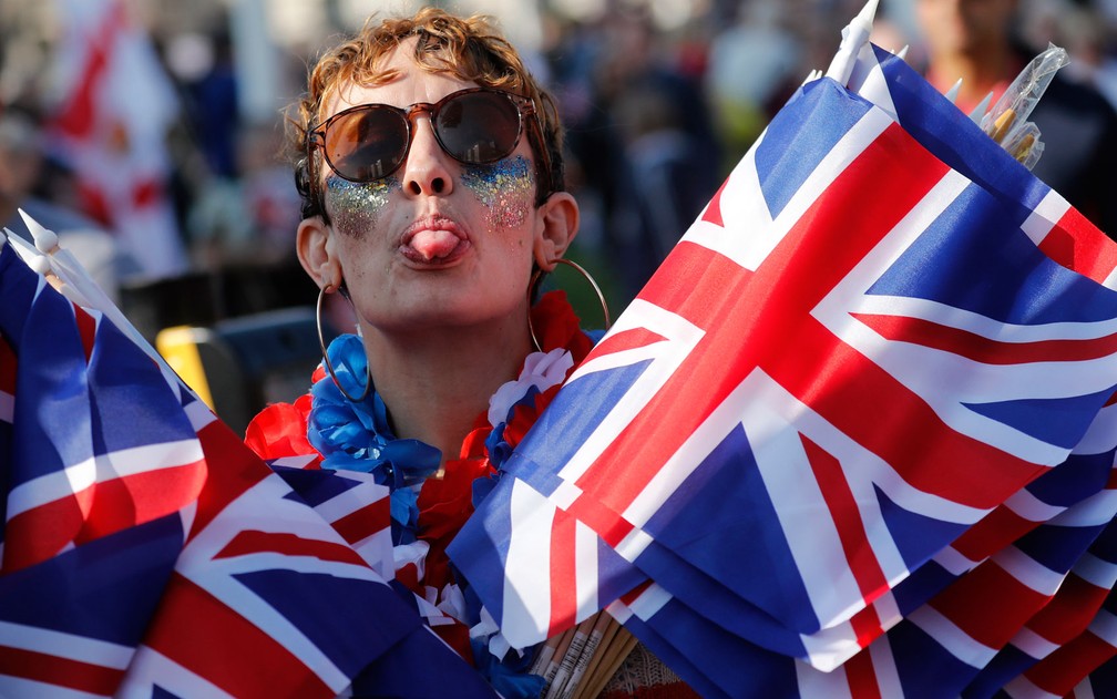 Mulher segurando bandeiras do Reino Unido Ã© vista na praÃ§a em frente ao Parlamento, em Londres, na sexta-feira (29) â€” Foto: AP Photo/ Frank Augstein