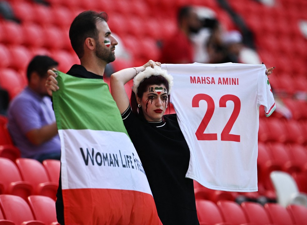 Torcedores do Irã são fotografados dentro do estádio antes da partida enquanto protestavam — Foto: Dylan Martinez/REUTERS