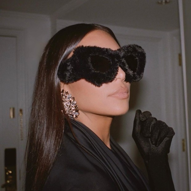 Kim Kardashian surge com óculos da Balenciaga (Foto: Instagram/Reprodução)