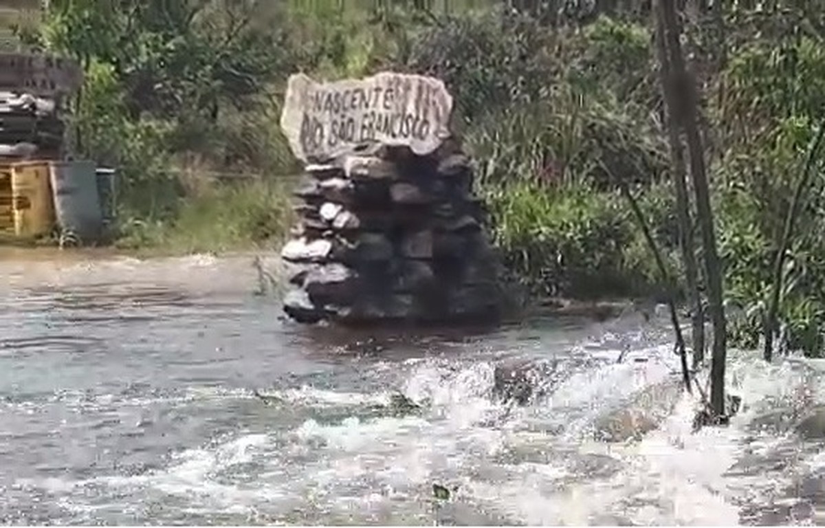Fluxo De água Na Nascente Do Rio São Francisco Aumenta Após Chuvas