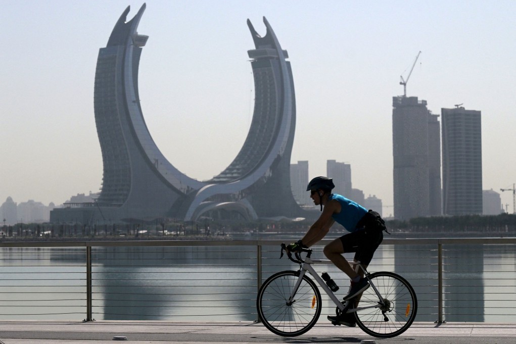 Homem anda de bicicleta em Doha — Foto: Raul ARBOLEDA / AFP