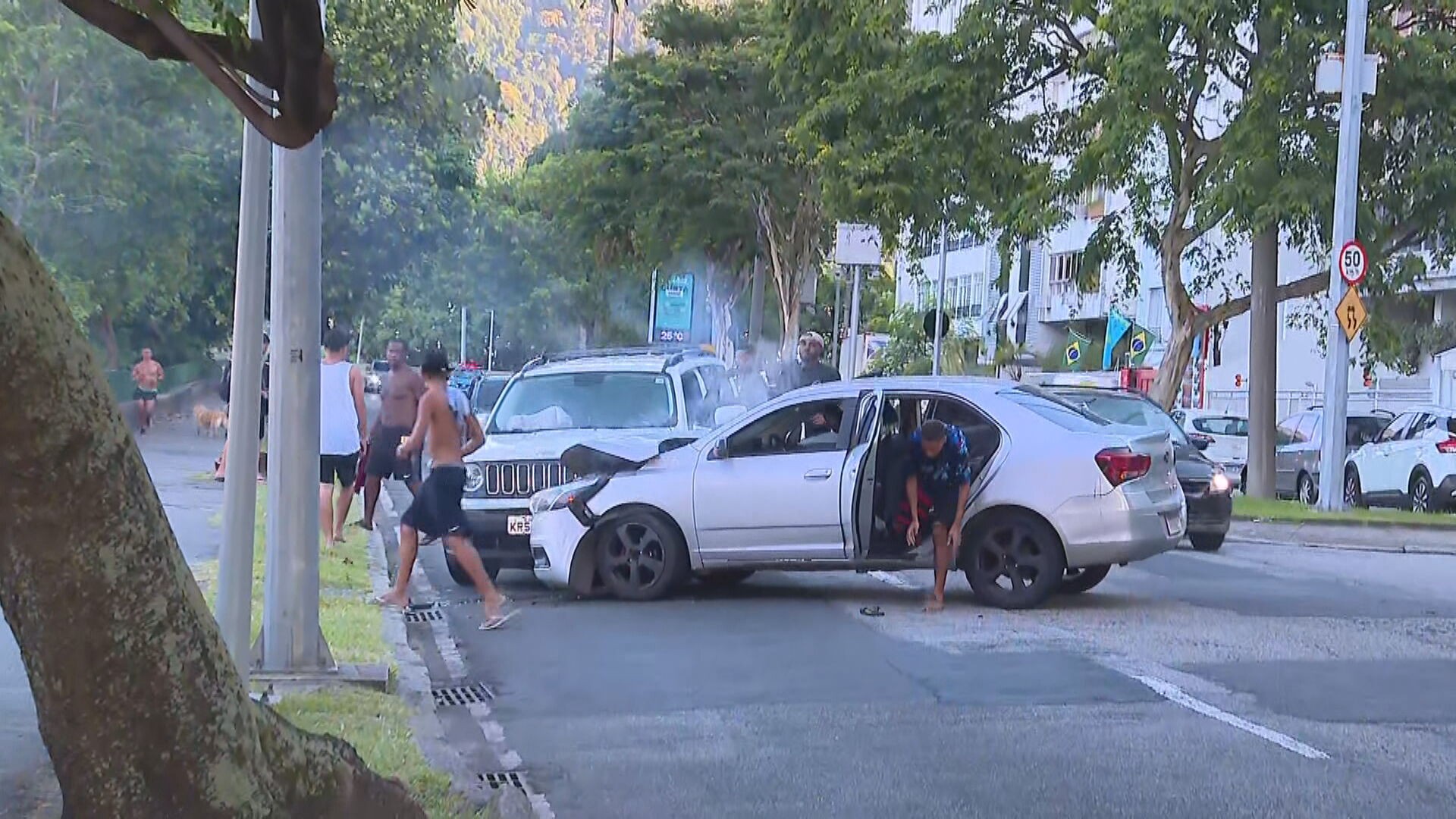 VÍDEO: carros batem durante reportagem ao vivo no Bom Dia Rio - Correio Carioca - Das Zonas Norte (Tijuca - Vila Isabel - Grajaú - Andaraí) e Sul (Botafogo - Urca - Humaitá) do Rio de Janeiro VÍDEO: carros batem durante reportagem ao vivo no Bom Dia Rio - Correio Carioca - Das Zonas Norte (Tijuca - Vila Isabel - Grajaú - Andaraí) e Sul (Botafogo - Urca - Humaitá) do Rio de Janeiro