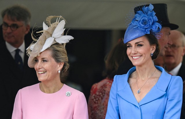 WINDSOR, ENGLAND - JUNE 13: Catherine, Duchess of Cambridge (R) and Sophie, Countess of Wessex attend the Order of the Garter Service at St George's Chapel on June 13, 2022 in Windsor, England. (Photo by Toby Melville - WPA Pool/Getty Images) (Foto: Getty Images)
