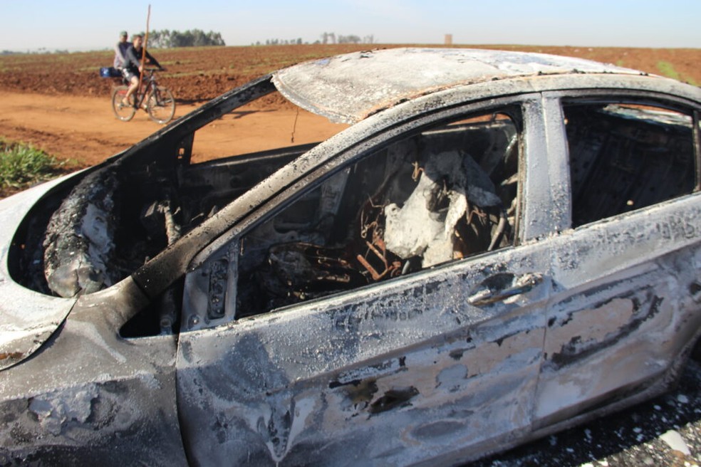Carro foi encontrado queimado em terreno em distrito de Jaú — Foto: Hora H Notícias