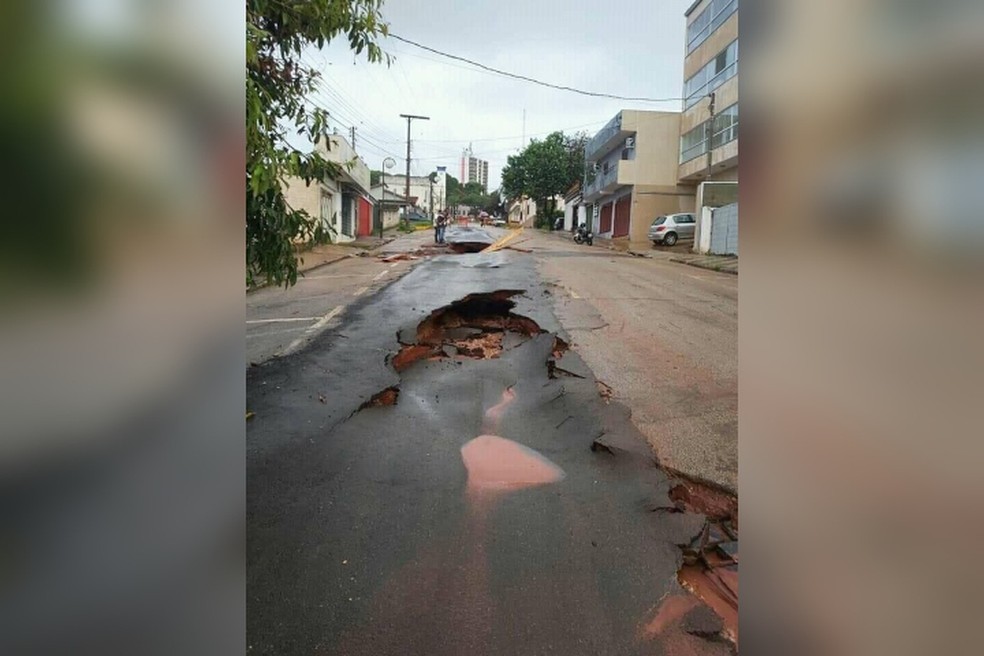 Chuva abriu crateras em ruas de Itapeva — Foto: Itapeva Alerta/Divulgação