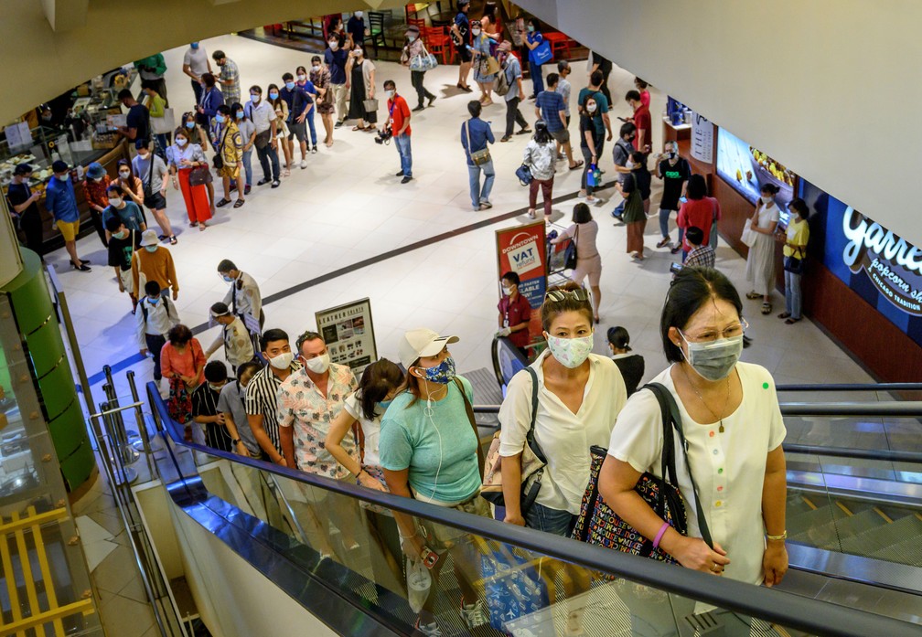 Pessoas fazem fila para entrar no shopping Siam Paragon, em Bangcoc, na Tailândia — Foto:  Mladen Antonov / AFP