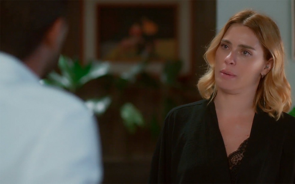 Lumiar (Carolina Dieckmann) tenta se explicar para Ben (Samuel de Assis) em Vai na Fé — Foto: Globo