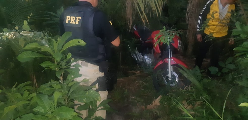 Motocicleta foi encontrada pela PolÃ­cia RodoviÃ¡ria por meio de rastreamento eletrÃ´nico instalado no veÃ­culo â€” Foto: DivulgaÃ§Ã£o/PolÃ­cia RodoviÃ¡ria Federal