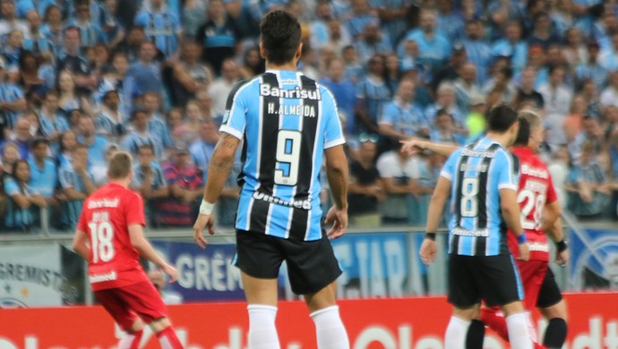 Postura agrada, e Henrique sai na frente por vaga de Bolaños no Grêmio