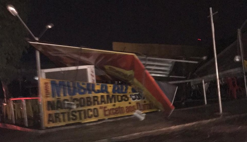 Teto de restaurante caiu durante temporal em Teresina — Foto: Reprodução/Redes sociais