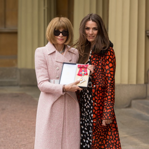 LONDON, ENGLAND - MAY 5:  Editor-in-Chief, American Vogue and Artistic Director Dame Anna Wintour and with daughter Bee Schaffer (R) pose after receiving her Dame Commander from Queen Elizabeth II at an Investiture ceremony at Buckingham Palace on May 5,  (Foto: Getty Images)