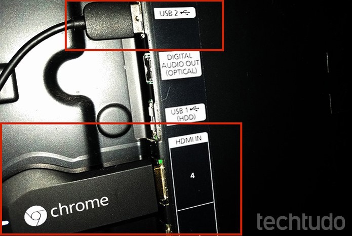 Conecte o Chromecast no HDMI. Na outra ponta, coloque o USB na TV (Foto: Barbara Mannara/TechTudo)