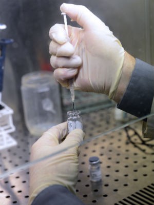 Vacina contra HIV/AIDS será testada na França (Foto: Anne-Christine Poujoulart/AFP)