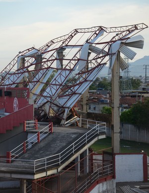 Estrutura da arquibancada do Giulite Coutinho ficou destruída com a chuva (Foto: André Durão)