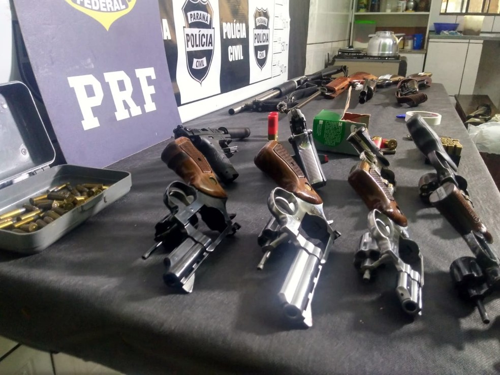 Mais de 30 armas foram apreendidas durante operaÃ§Ã£o na regiÃ£o de Ortigueira (Foto: Dionisio Mathias/RPC)