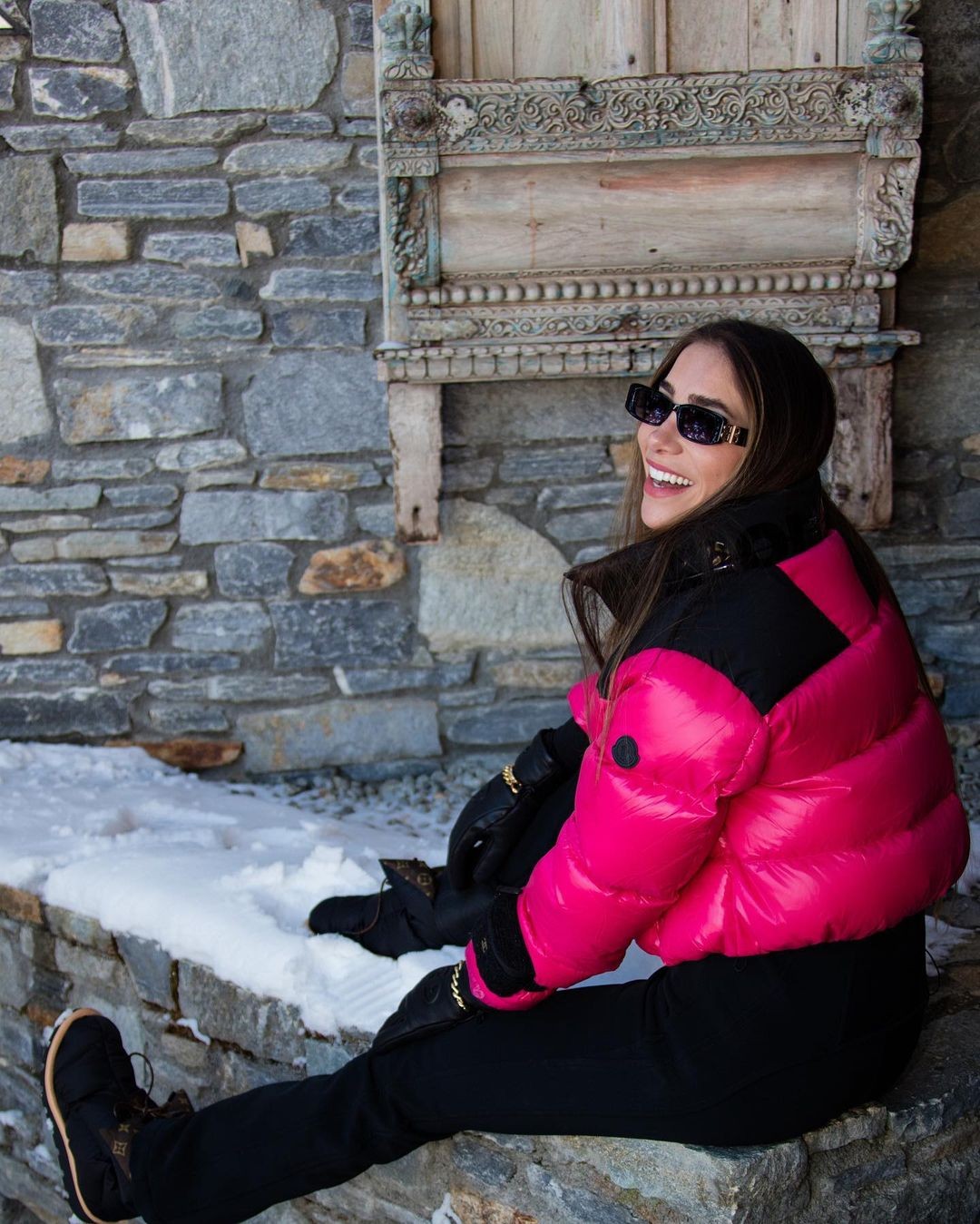 Romana Novais aposta em casaco de neve rosa para curtir manhã de esqui na França (Foto: Reprodução / Instagram)