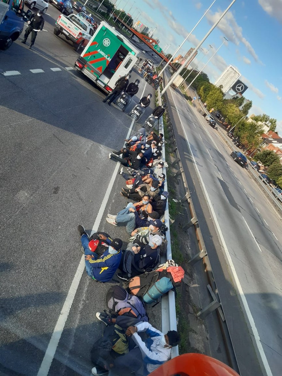 Grupo de 15 colombianos estava em ônibus com outros 47 estrangeiros. Veículo foi barrado em Buenos Aires por violar quarentena — Foto: Reuters