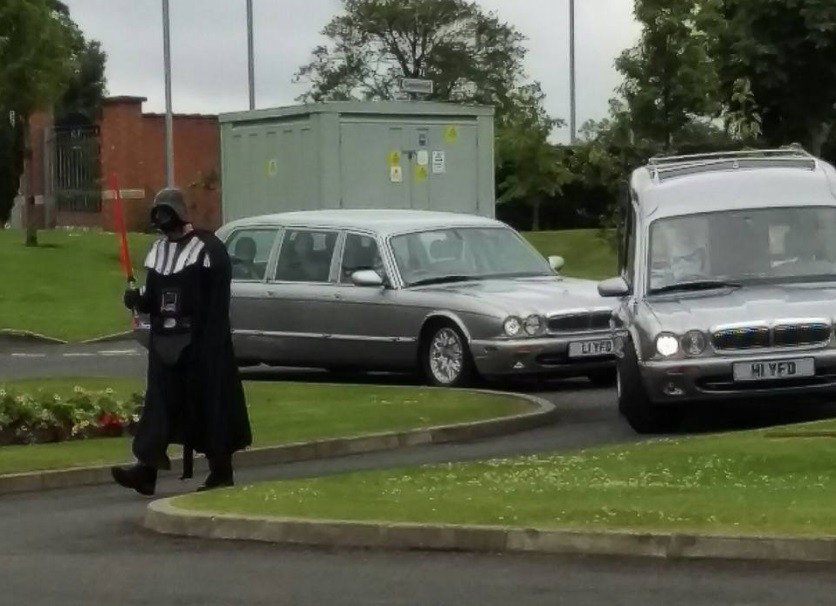 Darth Vader lidera o cortejo fúnebre rumo ao crematório
