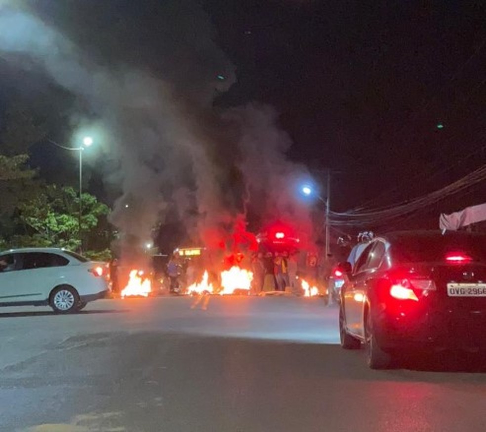 Em Rio Branco, moradores do Conjunto Waldemar Maciel fecham estrado em protesto contra falta de energia  — Foto: Arquivo pessoal