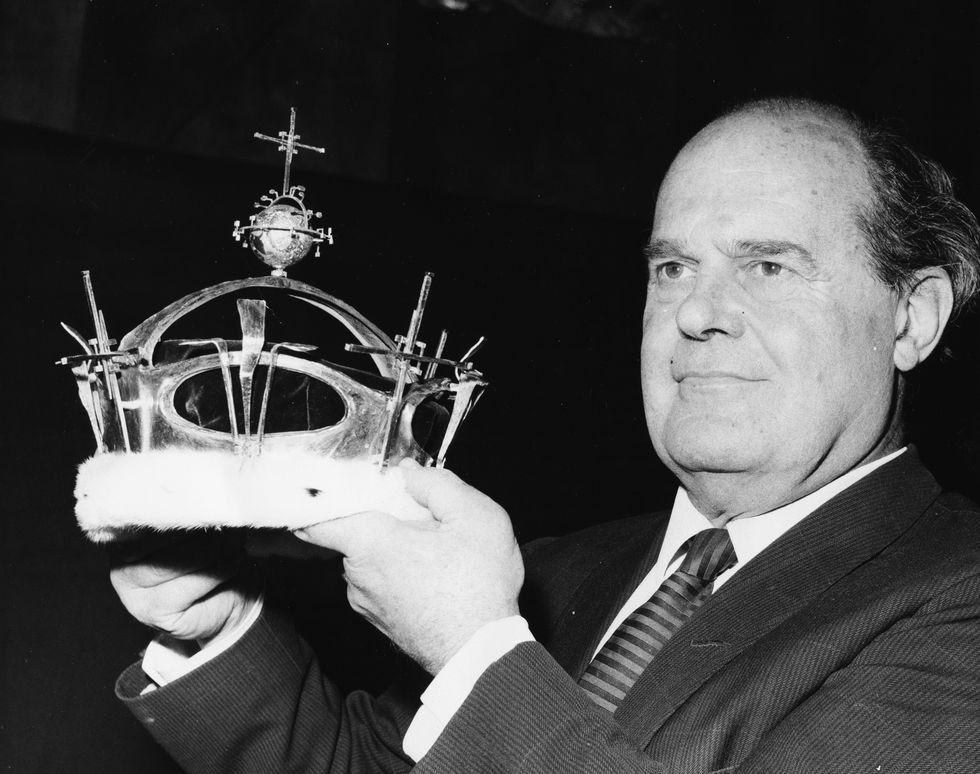 O joalheiro Louis Osman com o coronete do Príncipe de Gales, em 1969 (Foto: Getty Images)