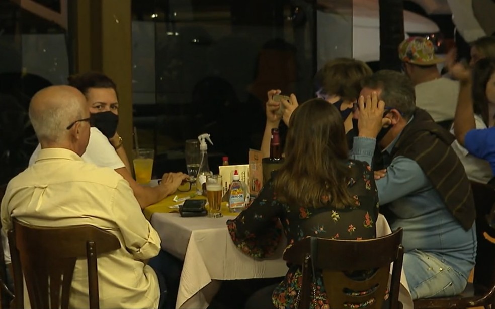 Decreto não prevê limite de pessoas por mesa em restaurantes de Goiânia — Foto: Reprodução/TV Anhanguera