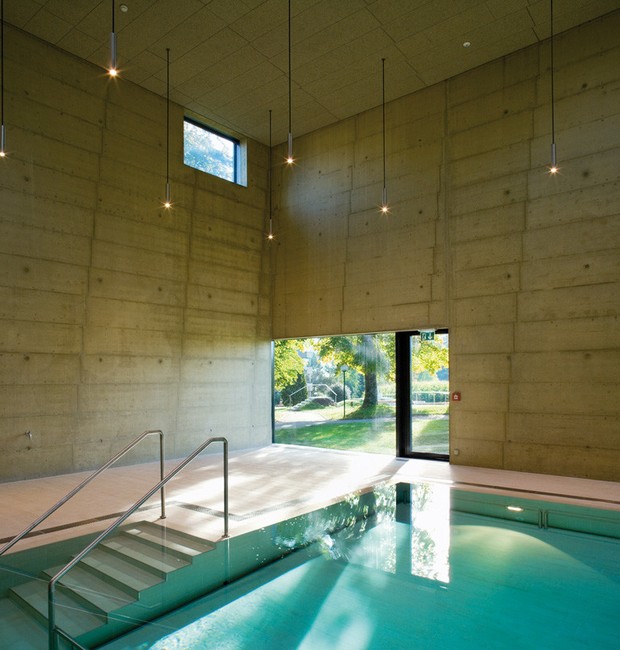 Construída para fins terapêuticos e tratamentos de fisioterapia, esta piscina conta com grandes janelas que garantem a luz natural e o contato com o externo (Foto: Yves André / Archdaily / Reprodução)