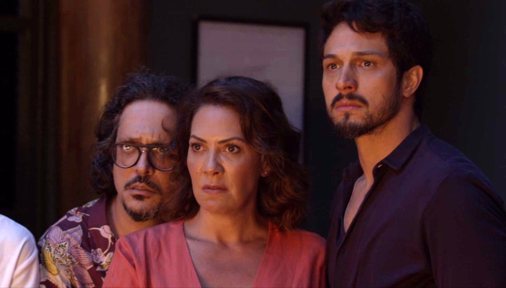 Nana (Fabiula Nascimento) é contida por Mario (Lucio Mauro Filho) e Marcos (Romulo Estrela) — Foto: Globo