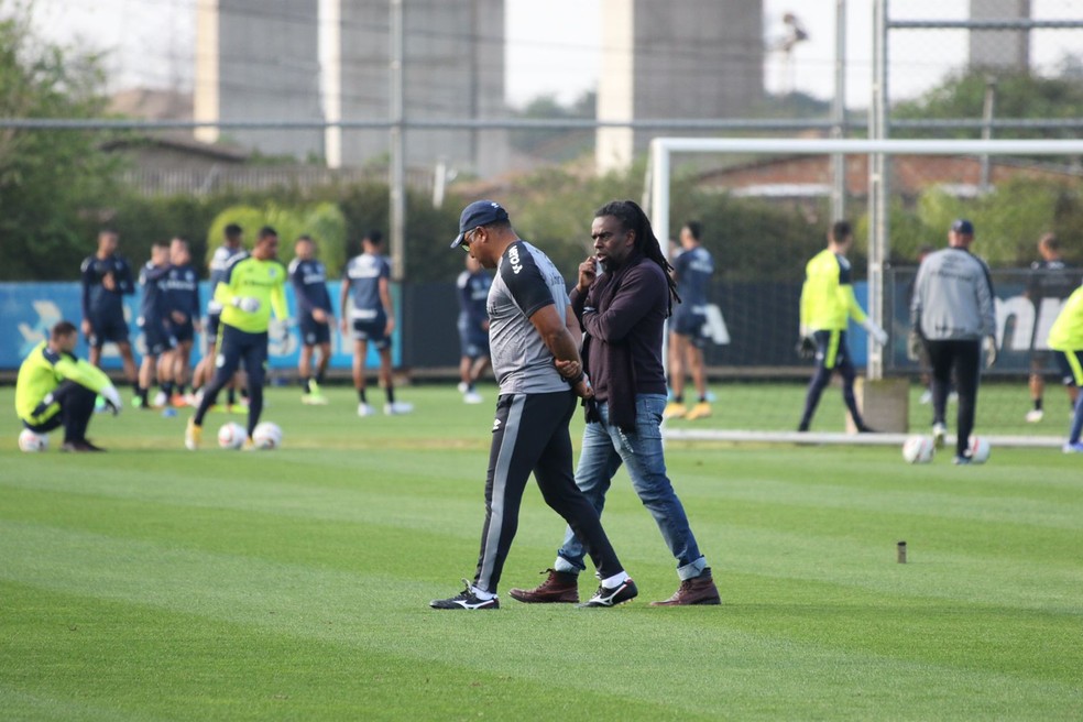 Roger Machado troca ideias com Tinga durante treinamento coletivo do Grêmio