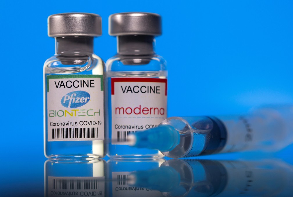 Foto ilustrativa mostra frascos de vacina com etiquetas da Pfizer e da Moderna. — Foto: Dado Ruvic/Illustration/File/Reuters