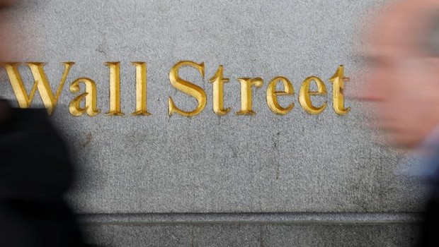Pedestres caminham em Wall Street, perto da Bolsa de Valores de Nova York - mercado - turbulência - instabilidade -volatilidade (Foto: Shannon Stapleton/Reuters)