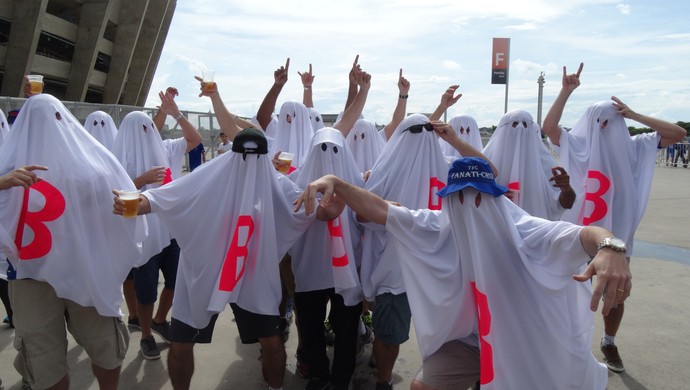 Torcedores do Cruzeiro se vestem de fantasma para lembrar queda de rival