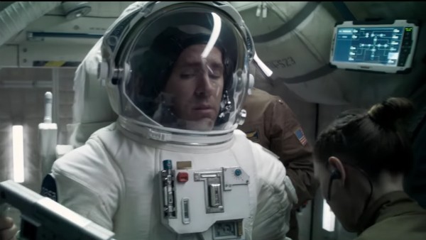 Ryan Reynolds em cena do trailer de 'Life' (Foto: Reprodução)