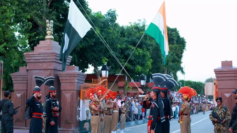 Todas as noites desde 1959, tropas indianas e paquistanesas baixam juntas suas bandeiras na fronteira de Wagah (Foto: GETTY IMAGES via BBC)