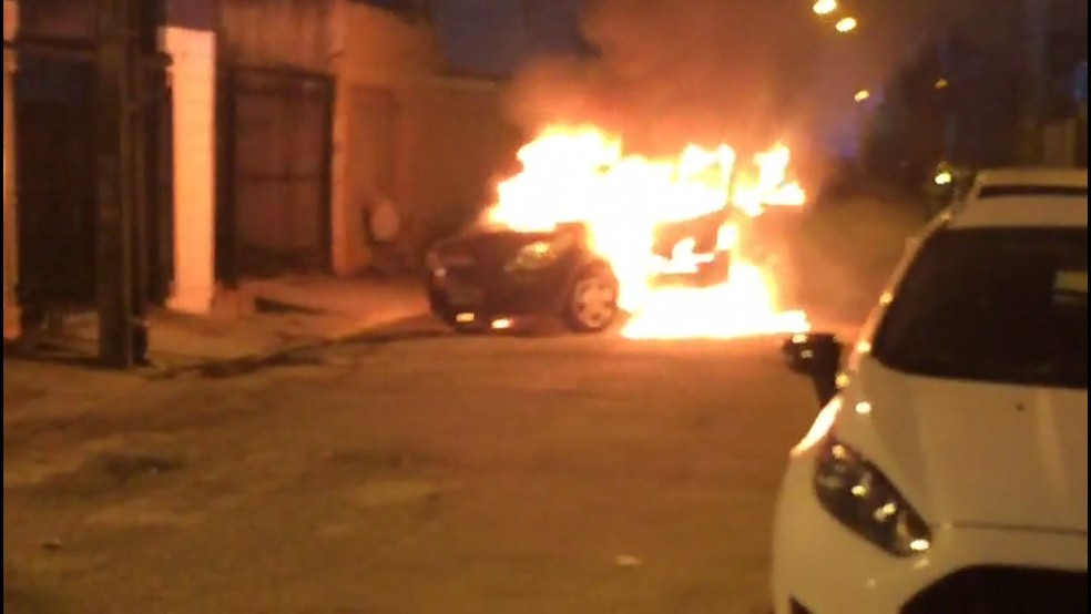 Carro foi queimado na entrada da comunidade Entra a Pulso, em Boa Viagem, Zona Sul do Recife (Foto: Reprodu&ccedil;&atilde;o/WhatsApp)